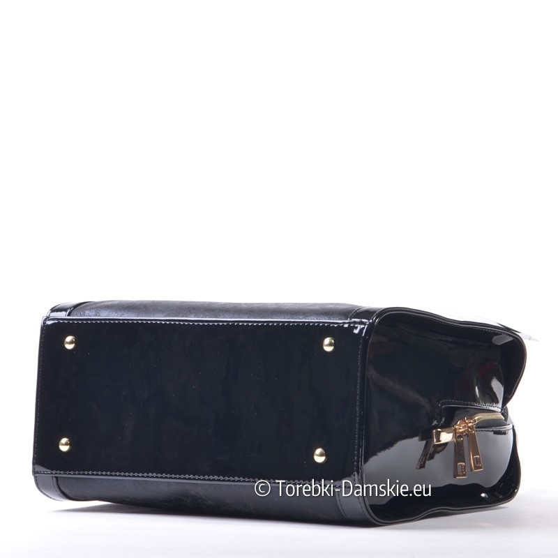 Czarna torebka - prostokątny kuferek ze złotymi detalami