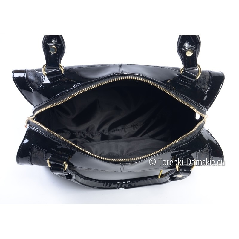 Czarna torebka - prostokątny kuferek ze złotymi detalami