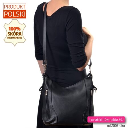 Skórkowa czarna torebka damska średniej wielkości