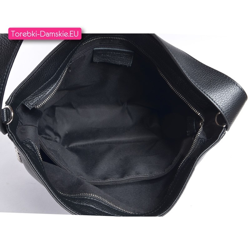 Czarna skórzana torebka włoska z ozdobnymi łańcuchami na bokach