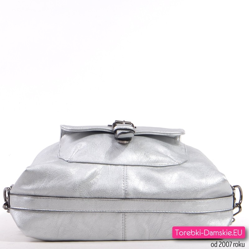 Markowy torebko-plecak damski w kolorze srebrnym