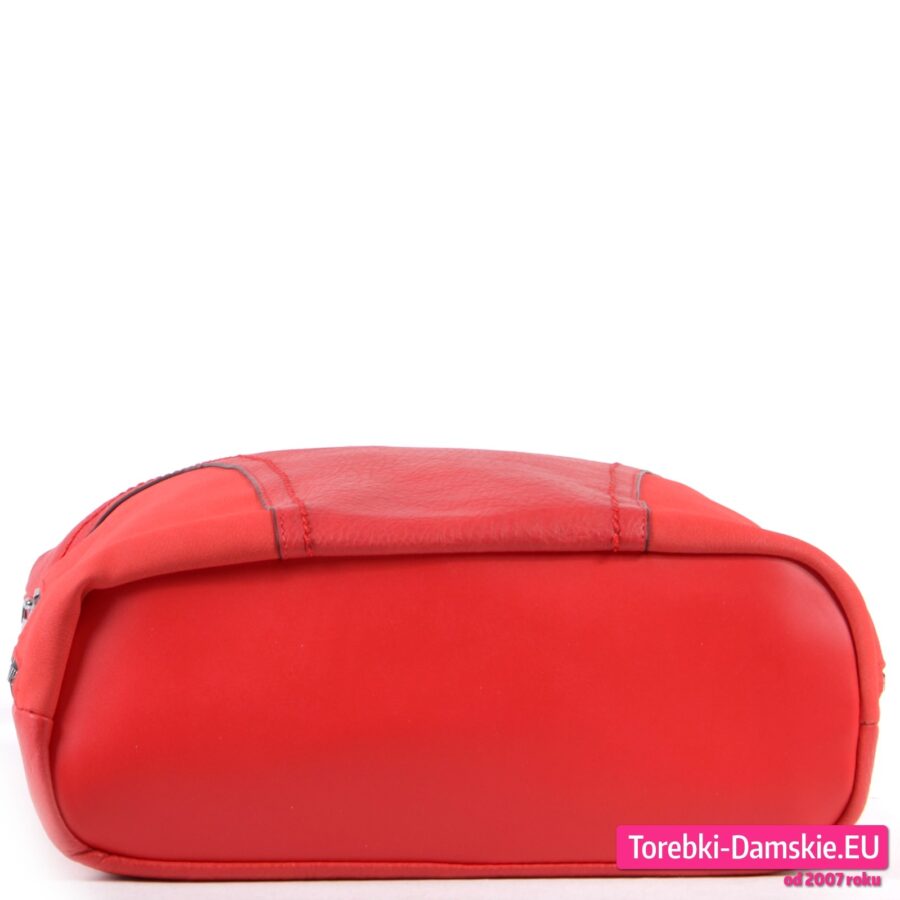 Płaski usztywniony spód czerwonej pojemnej torebki