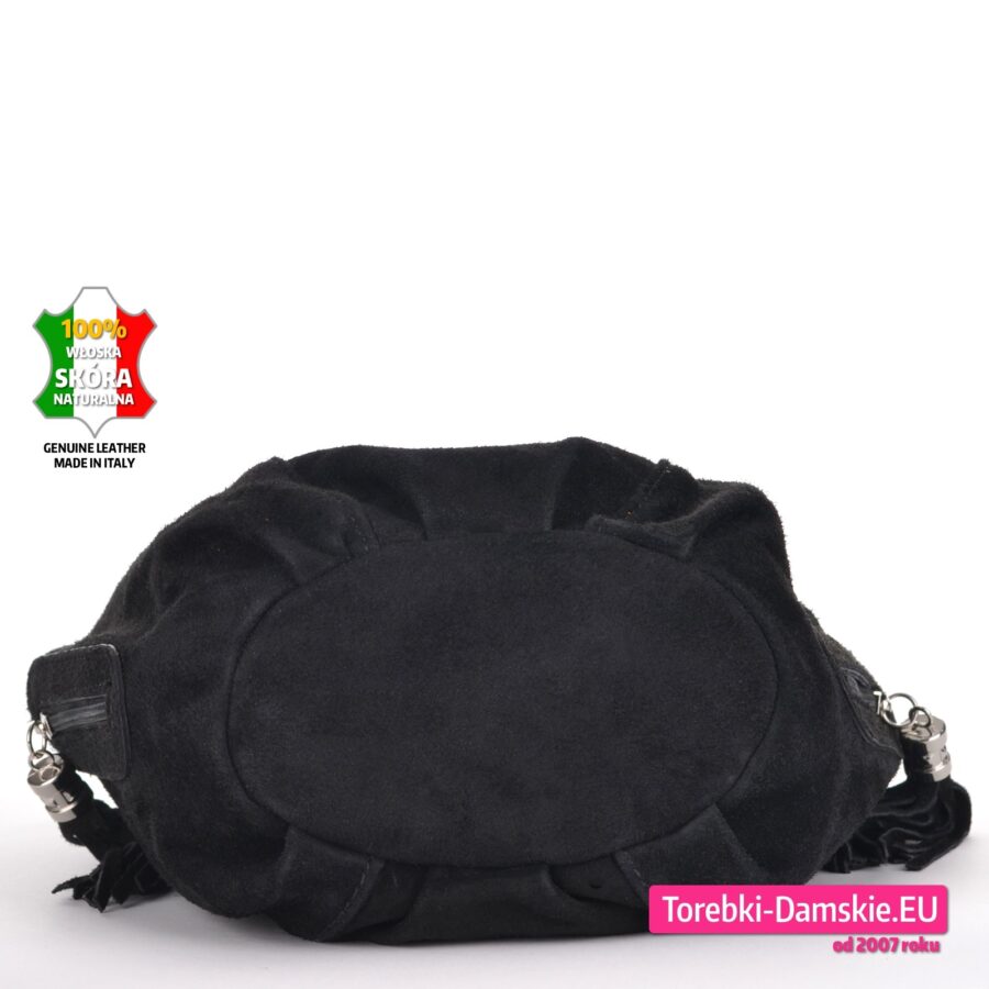Spód tej czarnej zamszowej torebki ma kształt eliptyczny