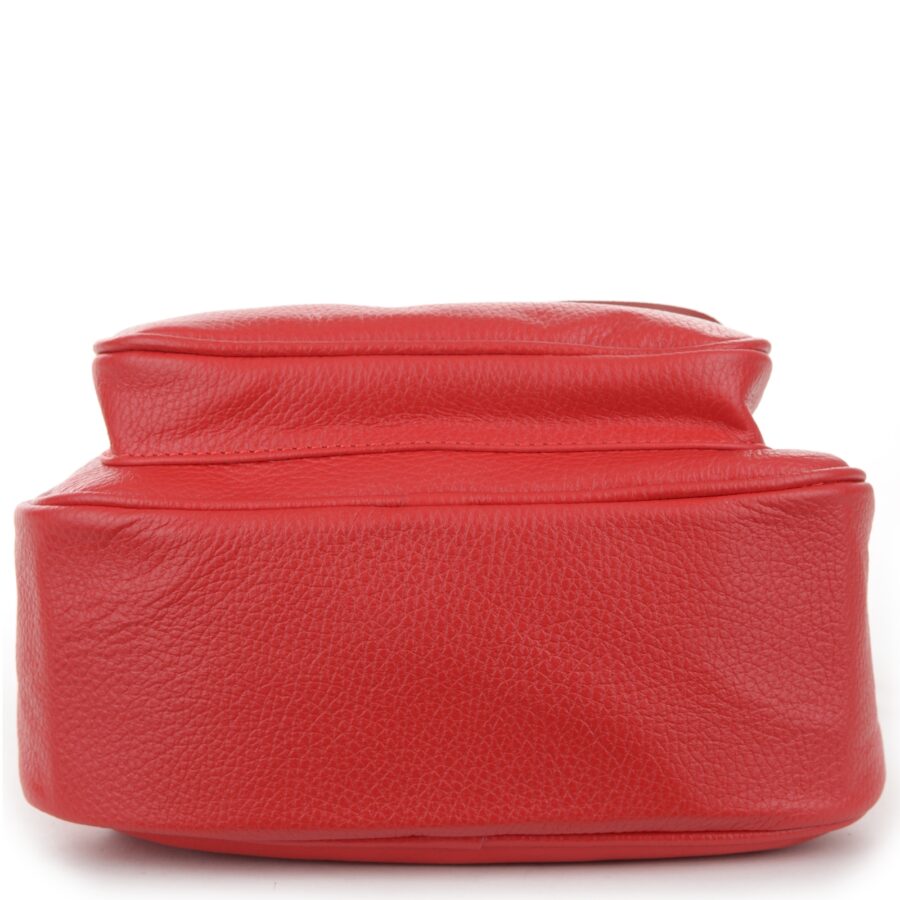 Skórzana czerwona torebka z szerokim dnem i naszytą z przodu kieszenią