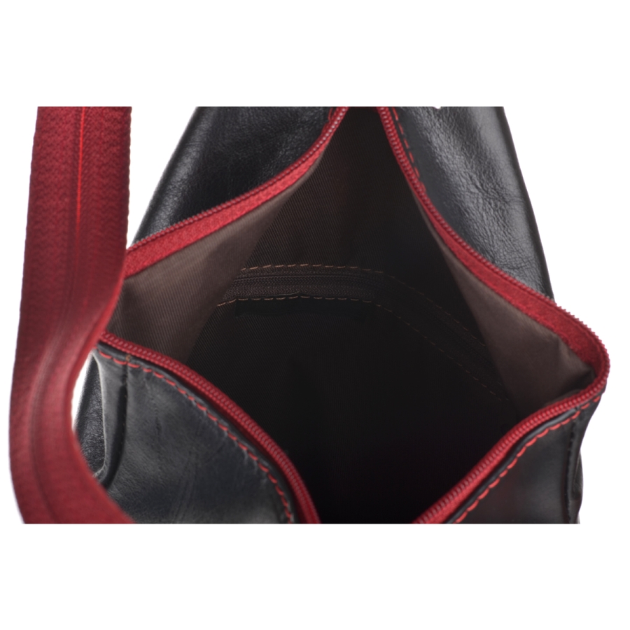 Plecak czarno - czerwony zamykany szczelnie zamkiem błyskawicznym