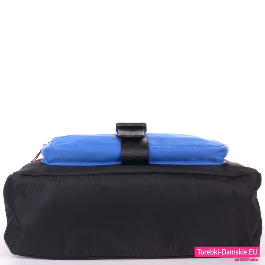 Czarna torebka z naszytą niebieską kieszenią
