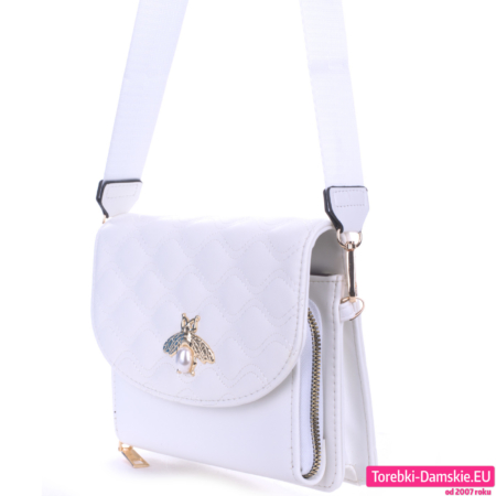 Biała mała tania torebka listonoszka z pszczółką na klapce