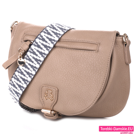 Oryginalna beżowa torebka z klapką i złotymi ozdobnymi elementami oraz misiem na klapie